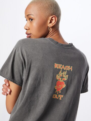 T-shirt 'Petite Heart and Flame' Nasty Gal en gris