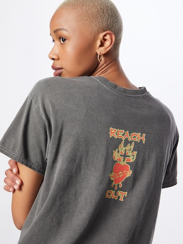 Nasty Gal T-Shirt 'Petite Heart and Flame' in Grau