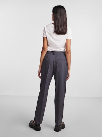 Regular Pantalon à plis 'LUISA' PIECES en gris