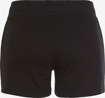 BENCH Regular Shorts in Schwarz