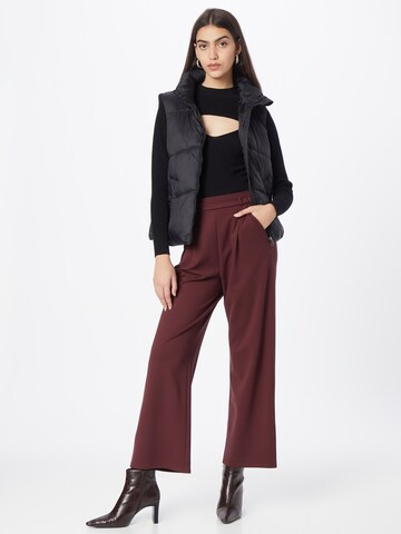 ABOUT YOU Loose fit Pleat-front trousers 'Ingeborg' in Red