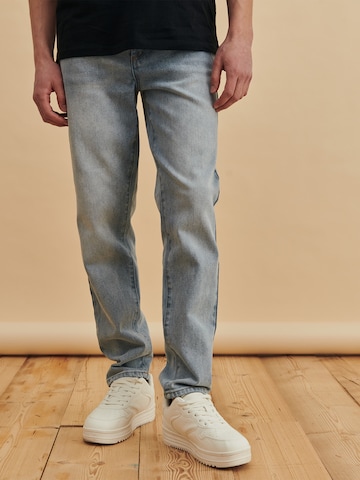 DAN FOX APPAREL Regular Jeans 'Hamza' i blå: framsida