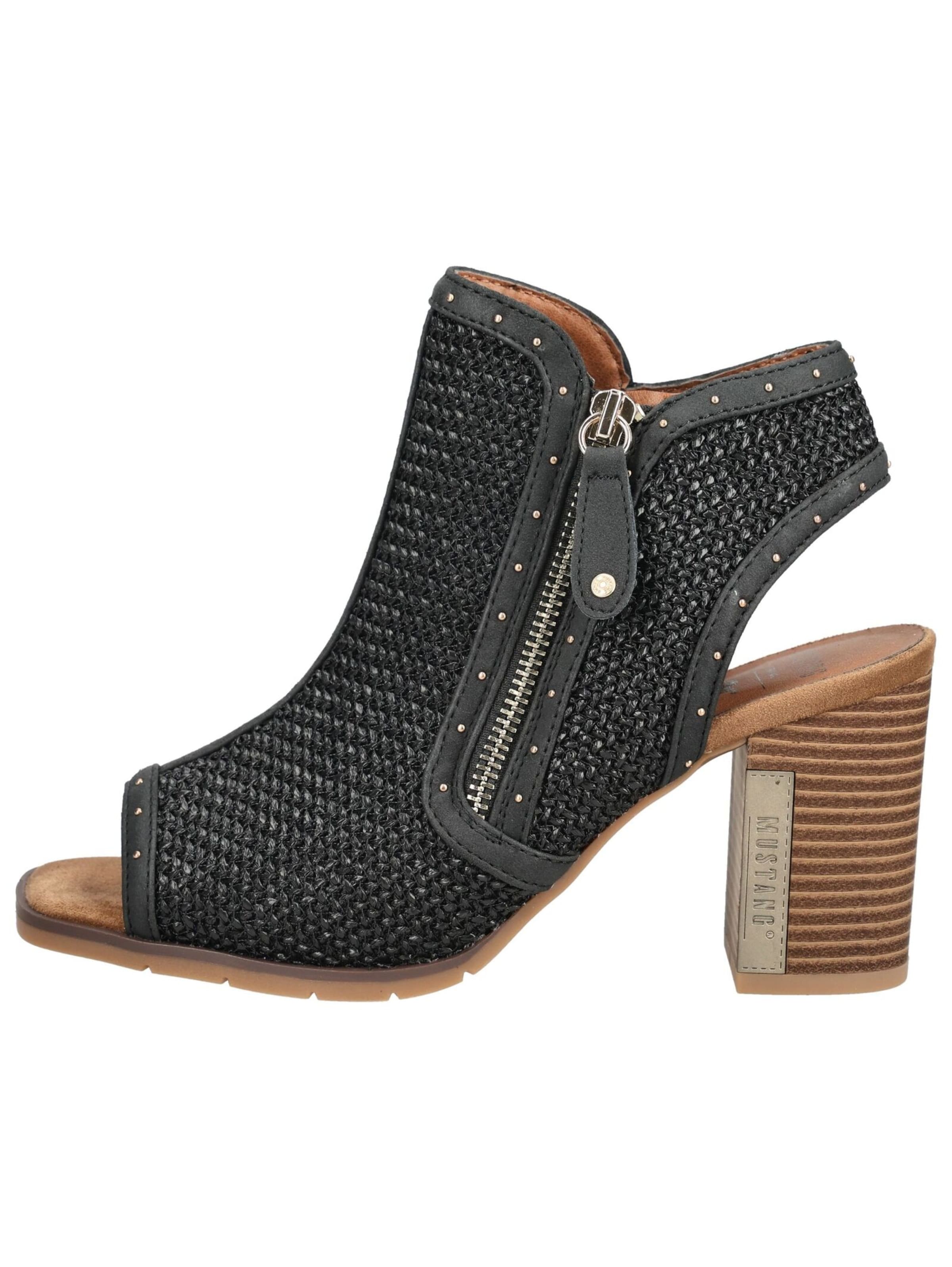 MUSTANG Sandals in Black