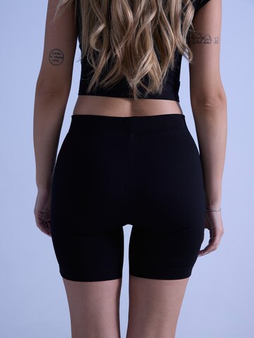 ABOUT YOU x irinassw Slimfit Shorts 'Nala' in Schwarz