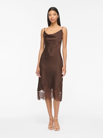 Robe de soirée 'VISAbel' VILA en marron : devant