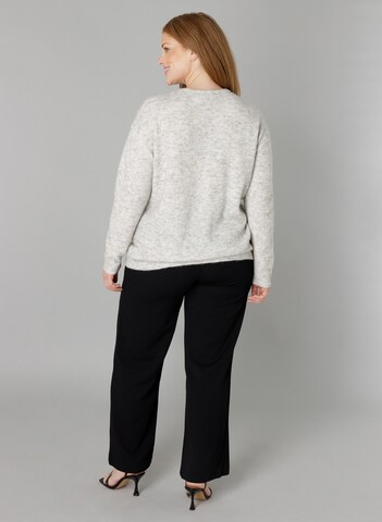 BASE LEVEL CURVY Strickjacke in Grau