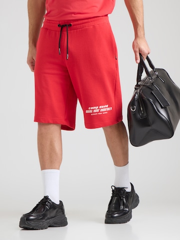 CAMP DAVID - Loosefit Pantalón en rojo: frente