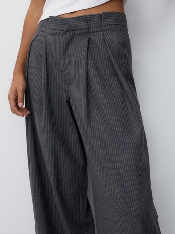 Pull&Bear Wide leg Trousers with creases in Grey