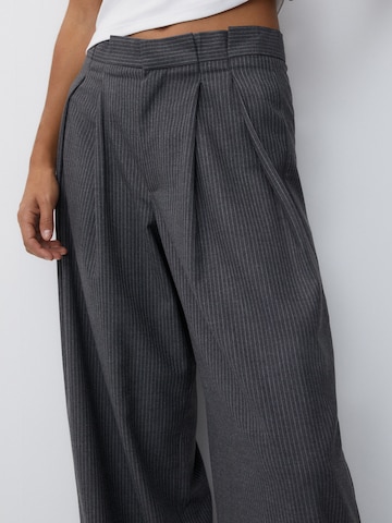 Pull&Bear Szeroka nogawka Spodnie w kant w kolorze szary