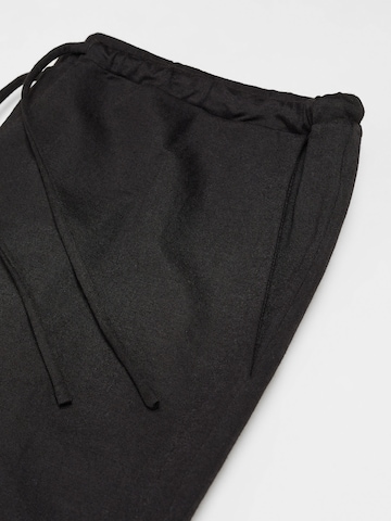MANGO Lużny krój Spodnie 'CINTITA' w kolorze czarny
