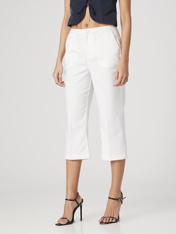 Bella x ABOUT YOU Regular Панталон с ръб 'Carmen' в бяло: отпред