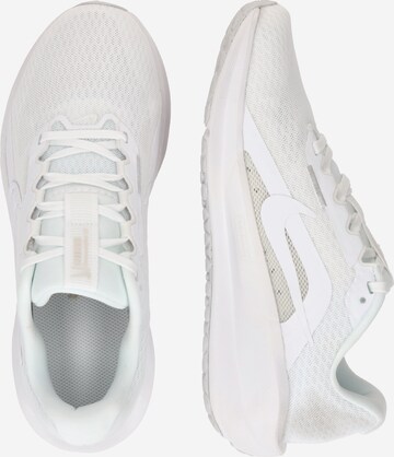 NIKE - Sapatilha de corrida 'DOWNSHIFTER 13' em branco