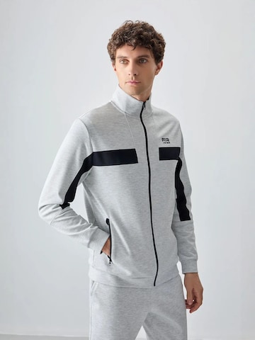 Tommy Life Trainingsanzug in Grau
