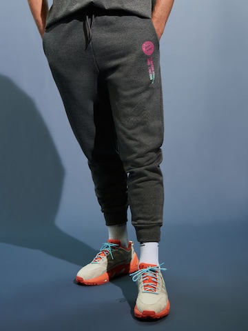 FCBM Tapered Broek 'Marlo' in Grijs: voorkant