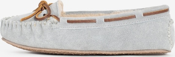 Pantoufle 'Cally' Minnetonka en gris : devant