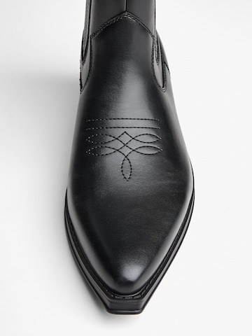 Bershka Cowboy saappaat värissä musta