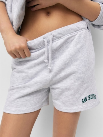 Pull&Bear Regular Shorts in Grau