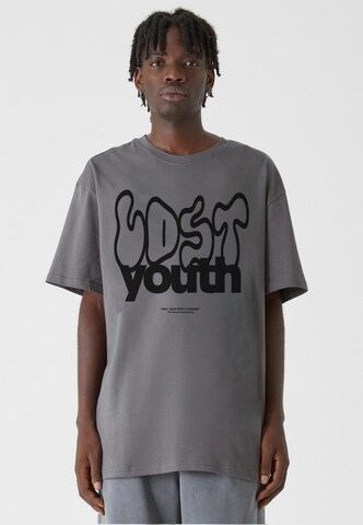 Lost Youth Футболка в Серый: спереди