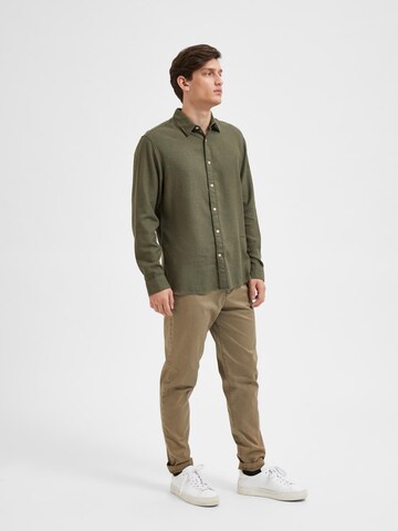 SELECTED HOMME جينز مضبوط قميص 'ROBIN' بلون أخضر