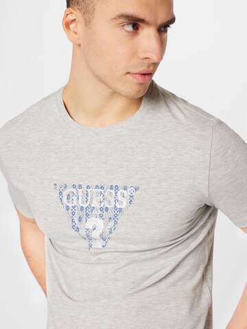 GUESS قميص بلون رمادي