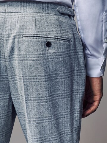regular Pantaloni con piega frontale di Next in grigio