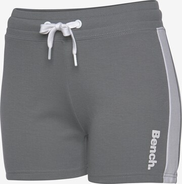 BENCH Slimfit Shorts in Grau