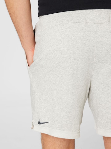 NIKE - Regular Calças de desporto em cinzento