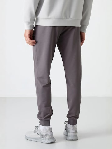 Tommy Life Tapered Workout Pants 'Jogginghose' in Grey