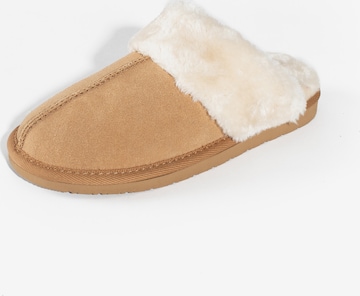 Minnetonka Huisschoenen 'Chesney Slide' in Bruin: voorkant