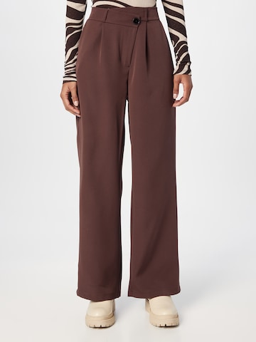 Hailys - Loosefit Pantalón plisado 'Grace' en marrón: frente