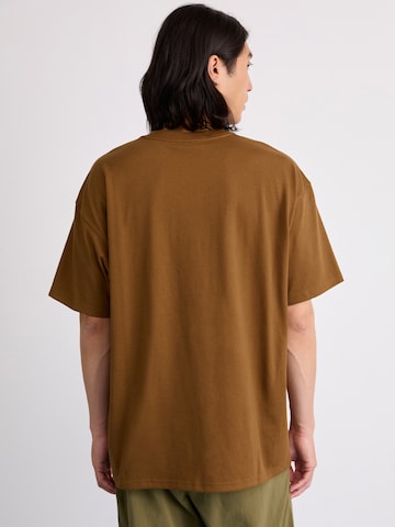 Nike Sportswear Shirt in Bruin: terug