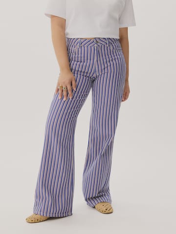 KAVAZI Regular Jeans in Red: front