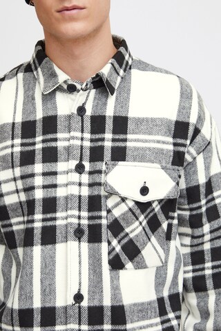 !Solid Regular fit Button Up Shirt in White