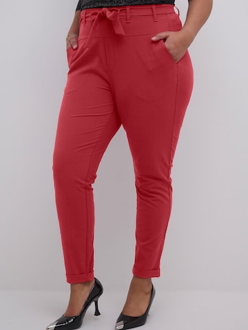 KAFFE CURVE Normální Kalhoty 'Jia' – červená: přední strana