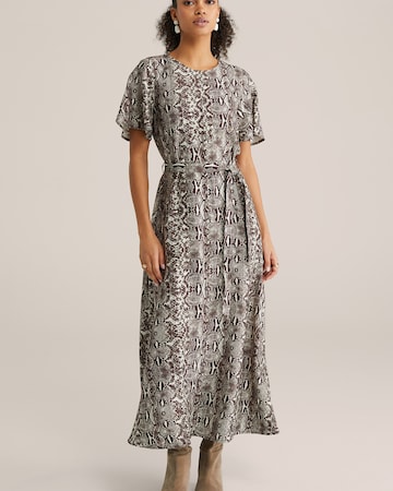 WE Fashion Šaty – hnědá: přední strana