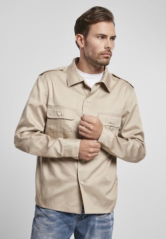 Brandit - Ajuste regular Camisa en beige: frente