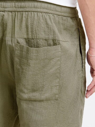 Regular Pantalon chino 'Frevne' !Solid en vert