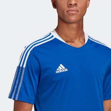 ADIDAS SPORTSWEAR - Skinny Camisola de futebol 'Tiro 21 ' em azul