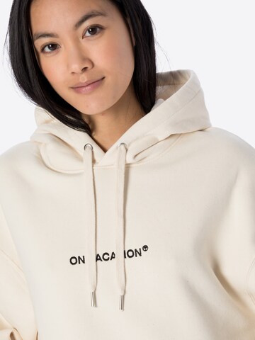 On Vacation Club Sweatshirt in Beige