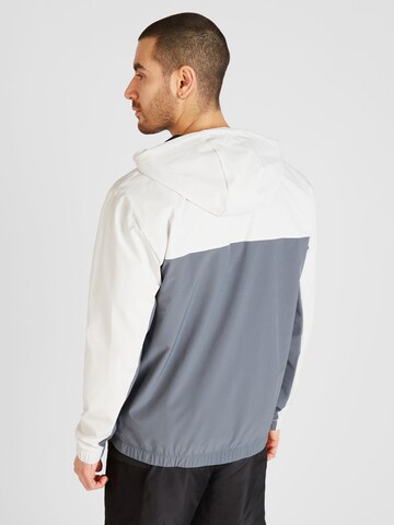 new balance - Chaqueta deportiva en gris