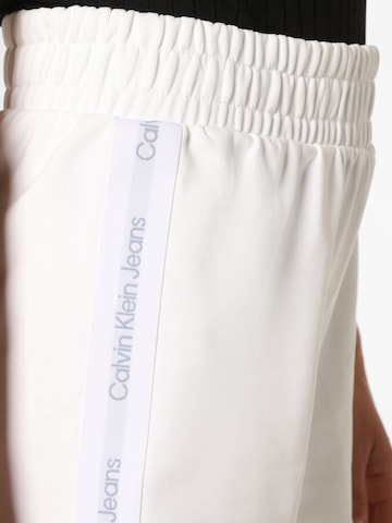 Calvin Klein Jeans Normální Kalhoty – bílá
