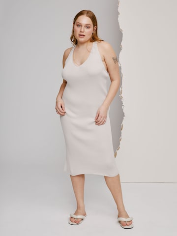 A LOT LESS فستان 'Kalyn' بلون أبيض