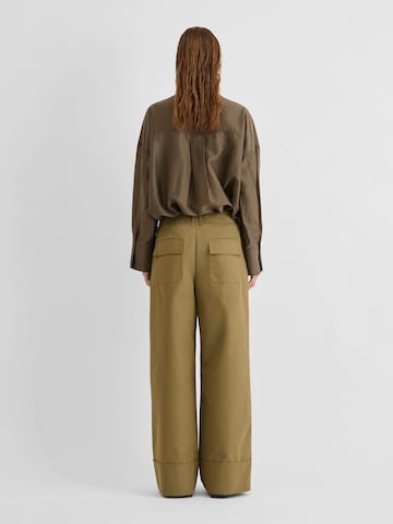 Wide leg Pantaloni con pieghe di ROUGE EDIT in marrone