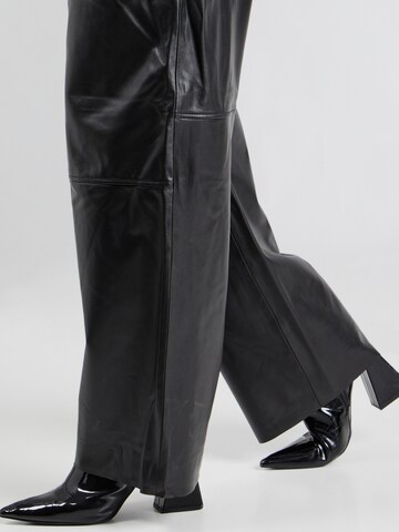 & Other Stories - Loosefit Pantalón plisado en negro