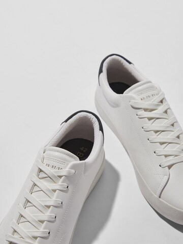 Sneaker bassa di Bershka in bianco