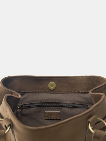 Plase de cumpărături de la Pull&Bear pe maro