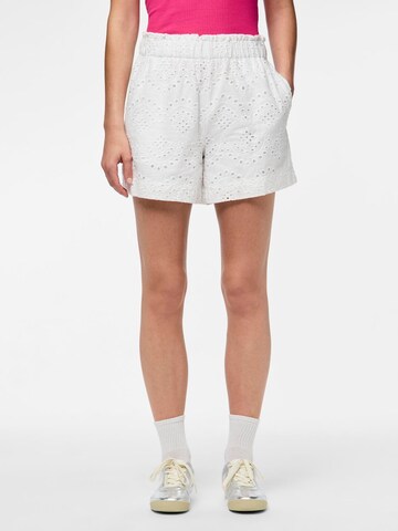 PIECES - regular Pantalón 'PCVilde' en blanco: frente