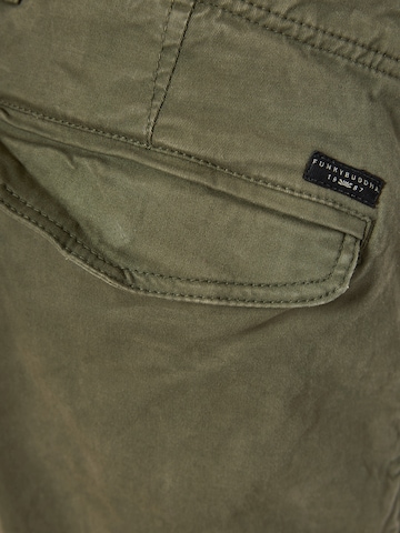 Regular Pantalon cargo Funky Buddha en vert