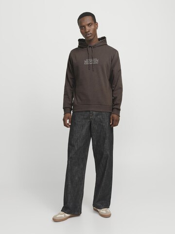 JACK & JONES Sweatshirt in Bruin