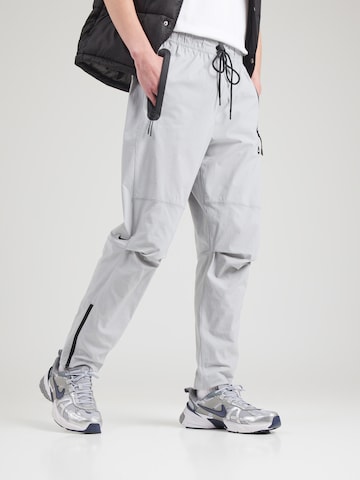 Nike Sportswear Дънки Tapered Leg Панталон в сиво: отпред